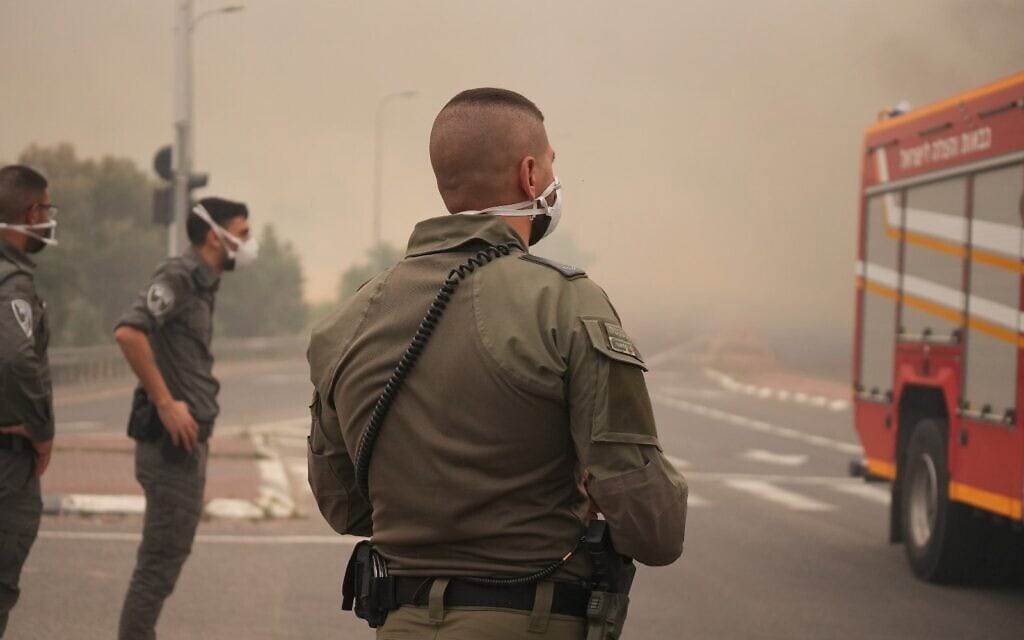 המשטרה מפנה את כביש 1 ויישובים באזור לטרון בעקבות השרפה, 30 באפריל 2025 (צילום: דוברות המשטרה) המשטרה מפנה את כביש 1 ויישובים באזור לטרון בעקבות השרפה, 30 באפריל 2025 (צילום: דוברות המשטרה)