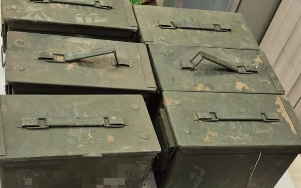 ארגזי רימונים שנגנבו על ידי שני חיילי מילואים מבסיס צה"ל בדרום (צילום: דוברות המשטרה) ארגזי רימונים שנגנבו על ידי שני חיילי מילואים מבסיס צה"ל בדרום (צילום: דוברות המשטרה)