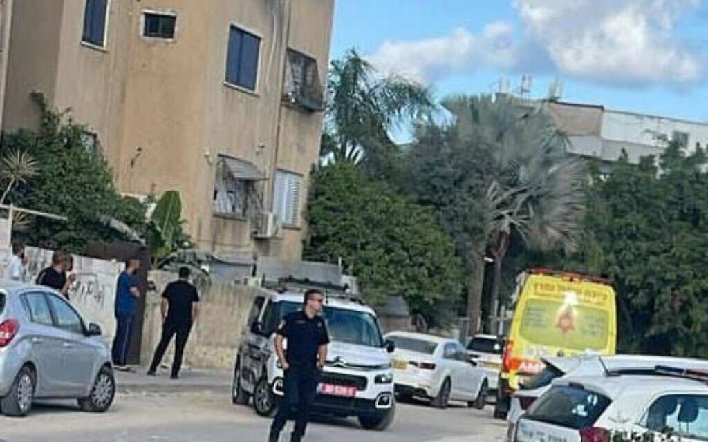 הזירה בה שני אחים בני 25 ו-27 נורו למוות מטווח אפס בשעה שישבו ברכבם ברמלה, 10 באפריל 2025 (צילום: לפי סעיף 27א) הזירה בה שני אחים בני 25 ו-27 נורו למוות מטווח אפס בשעה שישבו ברכבם ברמלה, 10 באפריל 2025 (צילום: לפי סעיף 27א)