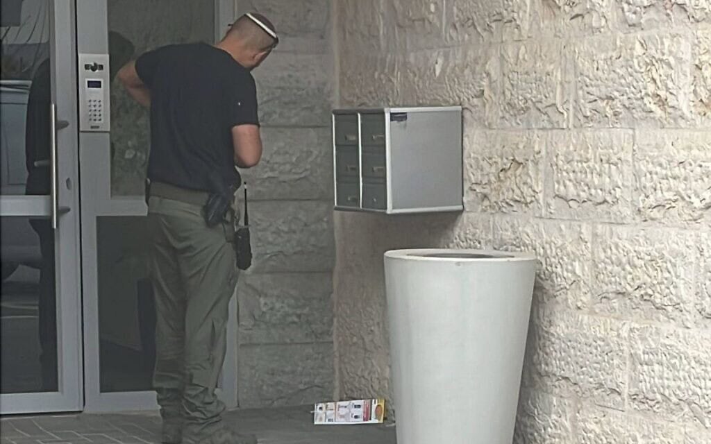 מעטפה חשודה הגיעה לביתו של סגן השר אלמוג כהן באופקים מעטפה חשודה הגיעה לביתו של סגן השר אלמוג כהן באופקים