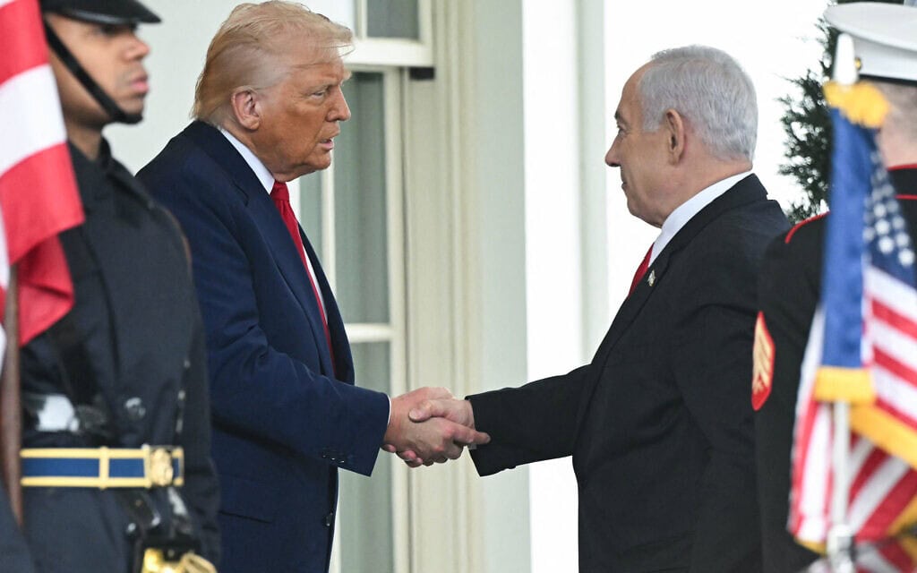 ראש הממשלה בנימין נתניהו הגיע לבית הלבן לקראת פגישתו עם נשיא ארה"ב דונלד טראמפ, 7 באפריל 2025 (צילום: SAUL LOEB / AFP) ראש הממשלה בנימין נתניהו הגיע לבית הלבן לקראת פגישתו עם נשיא ארה"ב דונלד טראמפ, 7 באפריל 2025 (צילום: SAUL LOEB / AFP)