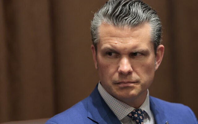 שר ההגנה של ארצות הברית פיט הגסת' בישיבת קבינט בבית הלבן, 10 באפריל 2025 (צילום: Anna Moneymaker/Getty Images/AFP) שר ההגנה של ארצות הברית פיט הגסת' בישיבת קבינט בבית הלבן, 10 באפריל 2025 (צילום: Anna Moneymaker/Getty Images/AFP)