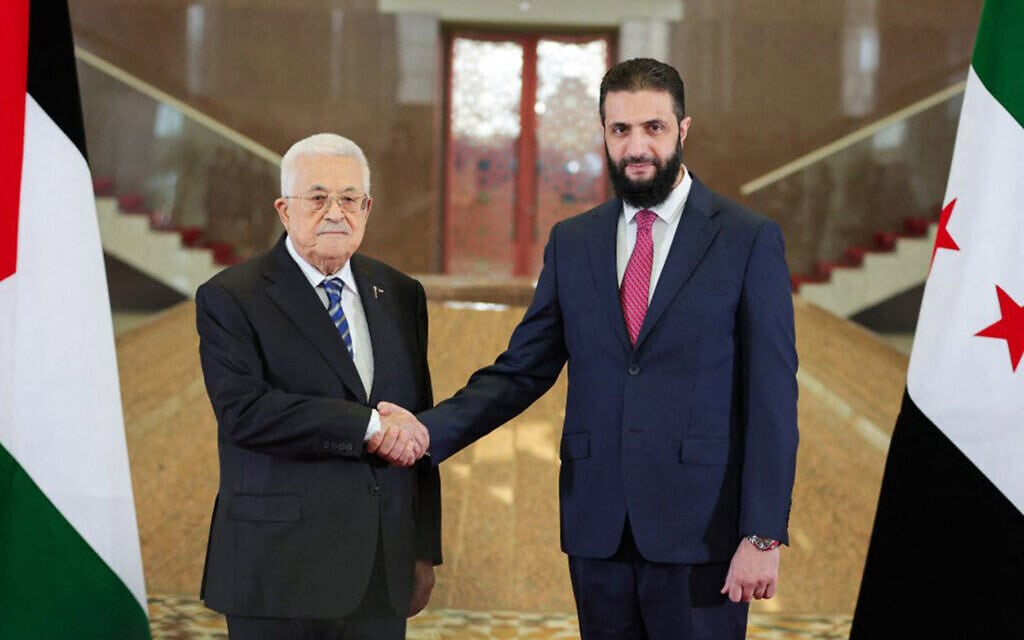 הנשיא הסורי הזמני אחמד א-שרע ונשיא הרשות הפלסטינית אבו מאזן (מחמוד עבאס) בדמשק, 18 באפריל 2025 (צילום: SANA / AFP) הנשיא הסורי הזמני אחמד א-שרע ונשיא הרשות הפלסטינית אבו מאזן (מחמוד עבאס) בדמשק, 18 באפריל 2025 (צילום: SANA / AFP)