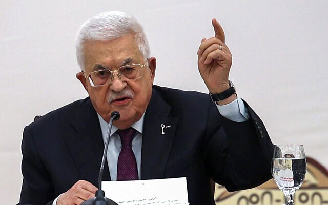 נשיא הרשות הפלסטינית אבו מאזן (מחמוד עבאס) נואם במושב ה־32 של אש"ף ברמאללה, 23 באפריל 2025 (צילום: Zain JAAFAR / AFP) נשיא הרשות הפלסטינית אבו מאזן (מחמוד עבאס) נואם במושב ה־32 של אש"ף ברמאללה, 23 באפריל 2025 (צילום: Zain JAAFAR / AFP)