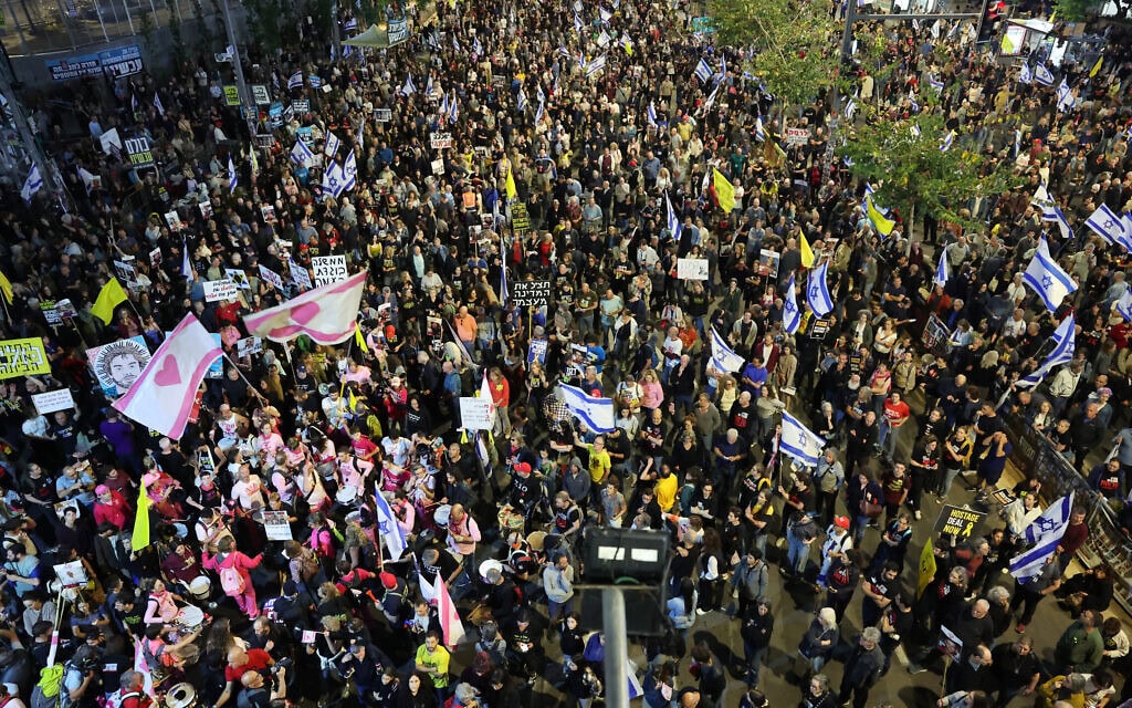 מפגינים נגד הממשלה ובעד החזרת החטופים וסיום המלחמה, תל אביב , 26 באפריל 2025 (צילום: Jack GUEZ / AFP)