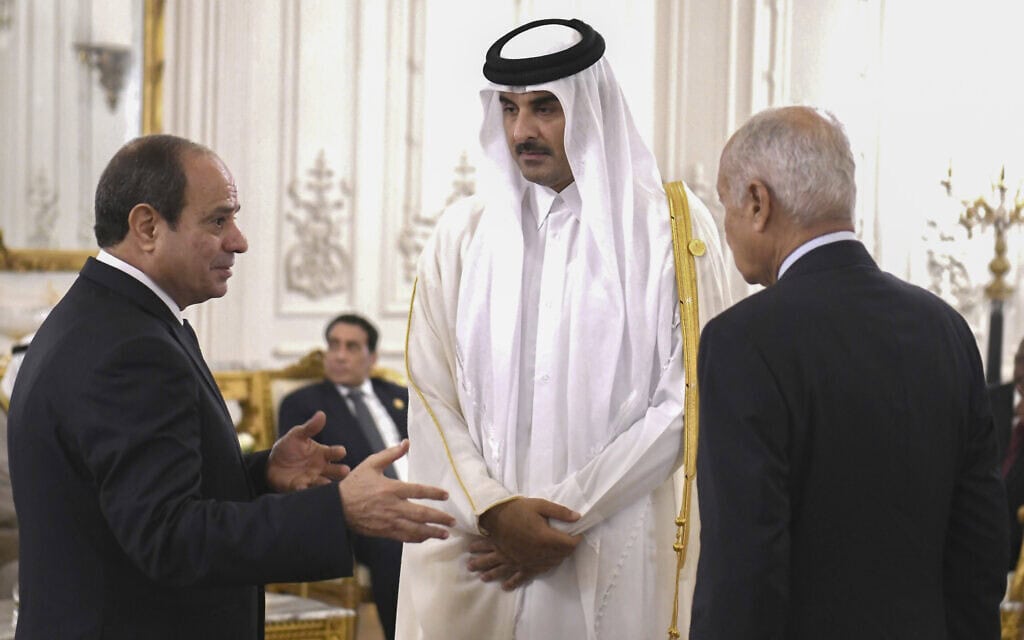 נשיא מצרים עבד אל-פתאח א-סיסי (משמאל) ומזכ"ל הליגה הערבית אחמד אבו אל-רייט משוחחים עם אמיר קטאר שייח' תמים בן חמד א-ת'אני, פסגת השלום הבינלאומית במצרים, סמוך לקהיר, 21 באוקטובר 2023 (צילום: Egyptian Presidency Media Office via AP) נשיא מצרים עבד אל-פתאח א-סיסי (משמאל) ומזכ"ל הליגה הערבית אחמד אבו אל-רייט משוחחים עם אמיר קטאר שייח' תמים בן חמד א-ת'אני, פסגת השלום הבינלאומית במצרים, סמוך לקהיר, 21 באוקטובר 2023 (צילום: Egyptian Presidency Media Office via AP)