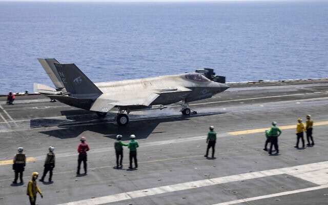 מטוס F-35C לייטנינג II ממריא מנושאת המטוסים 'קארל וינסון' של הצי האמריקאי במהלך פעילות במזרח התיכון, 10 באפריל 2025 (צילום: Petty Officer 2nd Class Isaiah Goessl/U.S. Navy via AP) מטוס F-35C לייטנינג II ממריא מנושאת המטוסים 'קארל וינסון' של הצי האמריקאי במהלך פעילות במזרח התיכון, 10 באפריל 2025 (צילום: Petty Officer 2nd Class Isaiah Goessl/U.S. Navy via AP)