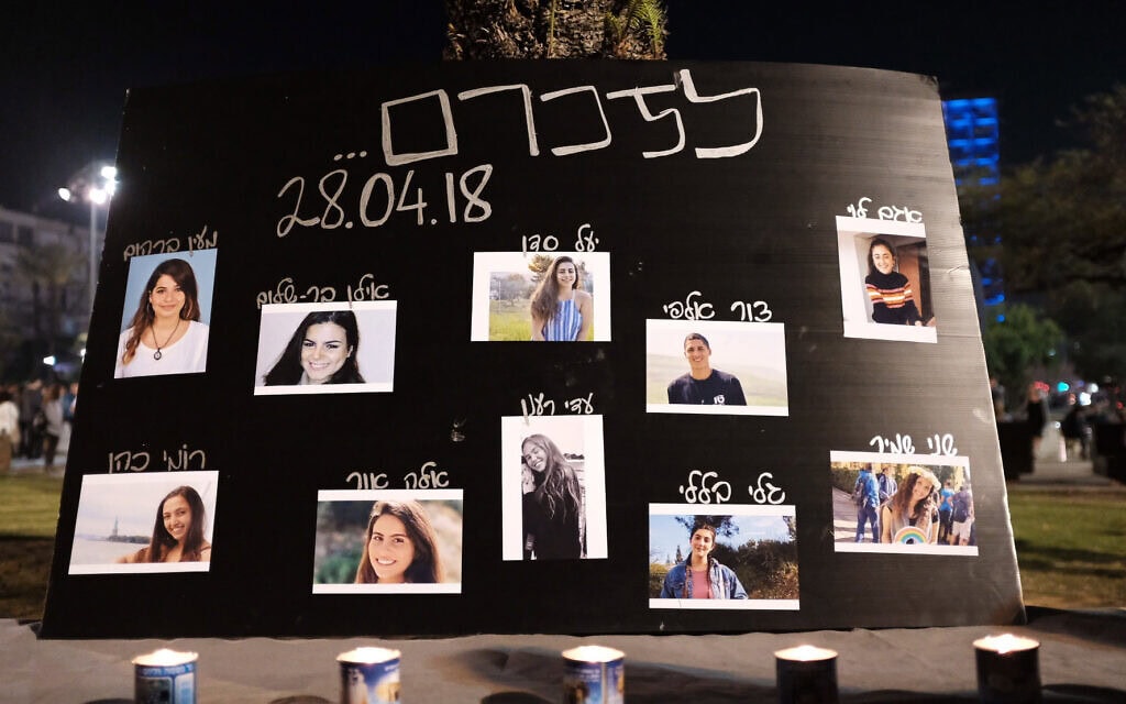 טקס לזכרם של הרוגי אסון נחל צפית שנערך בכיכר רבין בתל אביב יומיים לאחר האסון, 28 באפריל 2018 (צילום: תומר נויברג/פלאש90) טקס לזכרם של הרוגי אסון נחל צפית שנערך בכיכר רבין בתל אביב יומיים לאחר האסון, 28 באפריל 2018 (צילום: תומר נויברג/פלאש90)