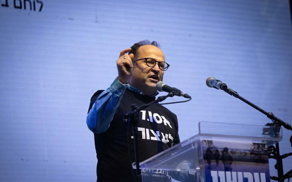 איציק בונצל, אביו של סמ"ר עמית בונצל, שנהרג בקרבות ברצועת עזה, נואם בהפגנה בדרישה להמשך הלחימה בעזה. 8 בפברואר 2024 (צילום: יונתן זינדל/פלאש90) איציק בונצל, אביו של סמ"ר עמית בונצל, שנהרג בקרבות ברצועת עזה, נואם בהפגנה בדרישה להמשך הלחימה בעזה. 8 בפברואר 2024 (צילום: יונתן זינדל/פלאש90)
