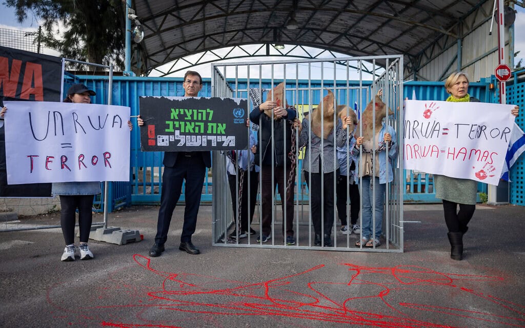 ח"כ בעז ביסמוט משתתף בהפגנה נגד אונר"א ליד משרד הסוכנות בירושלים, 9 באפריל 2025 (צילום: יונתן זינדל/פלאש90) ח"כ בעז ביסמוט משתתף בהפגנה נגד אונר"א ליד משרד הסוכנות בירושלים, 9 באפריל 2025 (צילום: יונתן זינדל/פלאש90)