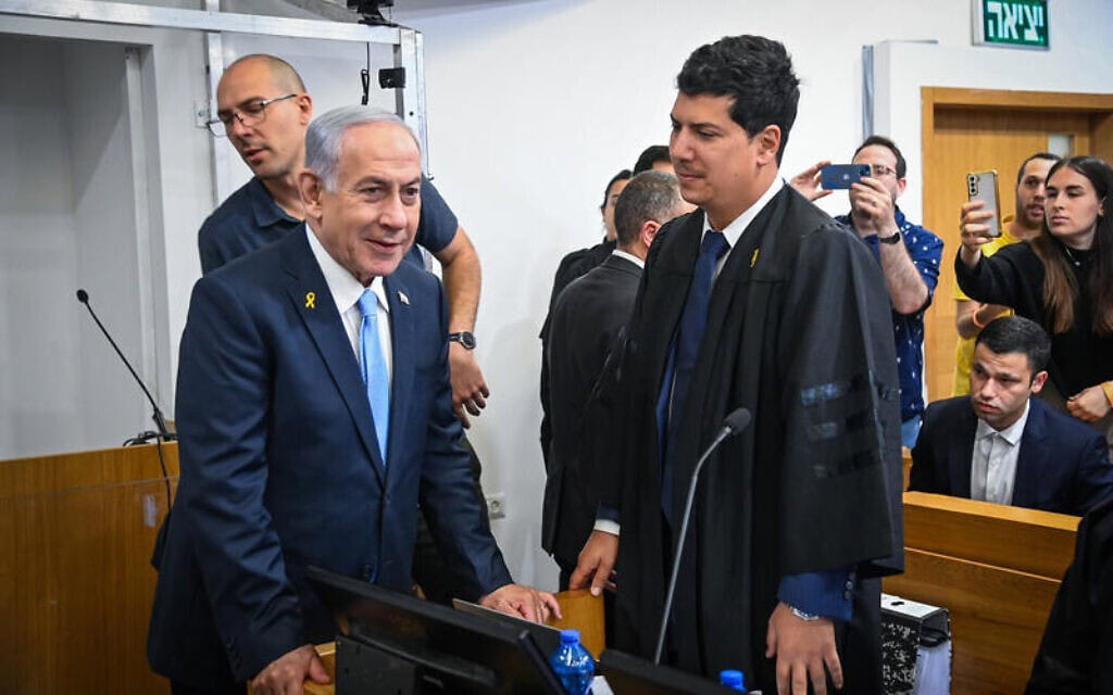 ראש הממשלה בנימין נתניהו לצד עורך דינו עמית חדד בבית המשפט המחוזי בתל אביב לקראת עדותו. 2 באפריל 2025 (צילום: יאיר שגיא/פול) ראש הממשלה בנימין נתניהו לצד עורך דינו עמית חדד בבית המשפט המחוזי בתל אביב לקראת עדותו. 2 באפריל 2025 (צילום: יאיר שגיא/פול)