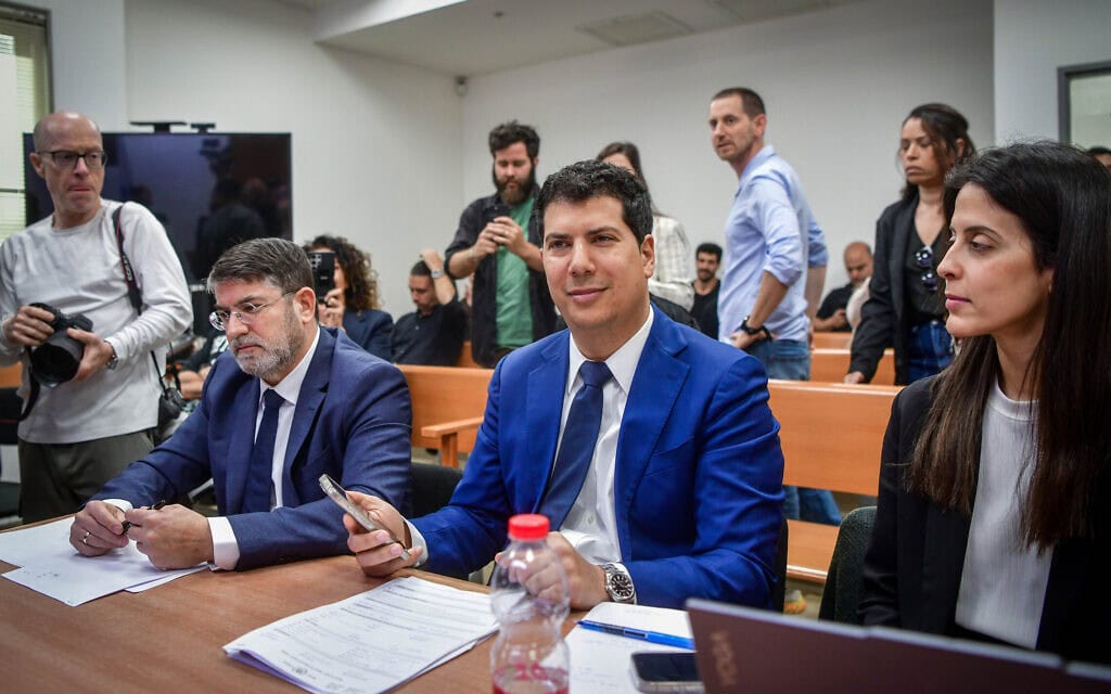 עמית חדד, פרקליטו של יונתן אוריך, ועודד סבוראי, פרקליטו של אלי פלדשטיין, בבית משפט השלום בראשון לציון, 3 באפריל 2025 (צילום: אבשלום ששוני/פלאש90) עמית חדד, פרקליטו של יונתן אוריך, ועודד סבוראי, פרקליטו של אלי פלדשטיין, בבית משפט השלום בראשון לציון, 3 באפריל 2025 (צילום: אבשלום ששוני/פלאש90)