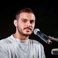 שורד השבי עומר ונקרט נואם בהפגנה לשחרור החטופים, תל אביב, 5 באפריל 2025 (צילום: אבשלום ששוני/פלאש90) שורד השבי עומר ונקרט נואם בהפגנה לשחרור החטופים, תל אביב, 5 באפריל 2025 (צילום: אבשלום ששוני/פלאש90)