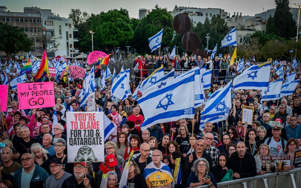 הפגנה נגד הממשלה בעקבות קטאר-גייט, 5 באפריל 2025 (צילום: אבשלום ששוני/פלאש90) הפגנה נגד הממשלה בעקבות קטאר-גייט, 5 באפריל 2025 (צילום: אבשלום ששוני/פלאש90)