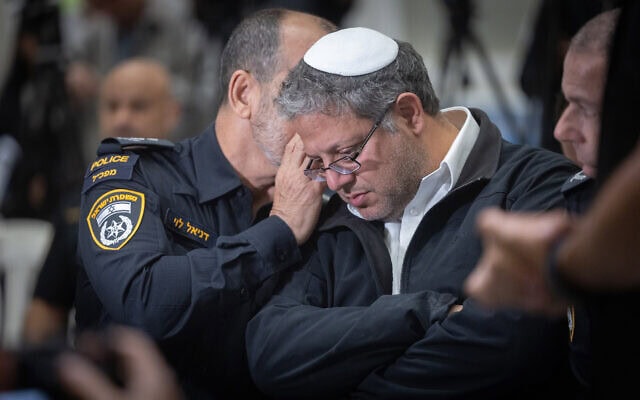 המפכ"ל דני לוי לוחש באוזנו של השר לביטחון לאומי איתמר בן גביר, 9 באפריל 2025