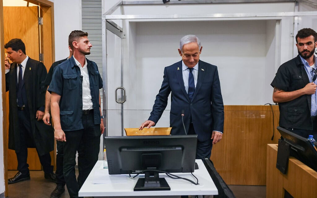 ראש הממשלה בנימין נתניהו מגיע לעדותו בבית המשפט המחוזי בתל אביב. 9 באפריל 2025 (צילום: מרים אלסטר/פלאש90) ראש הממשלה בנימין נתניהו מגיע לעדותו בבית המשפט המחוזי בתל אביב. 9 באפריל 2025 (צילום: מרים אלסטר/פלאש90)