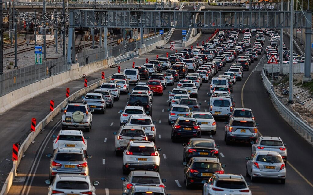 Traffic jams on Ayalon highway, on the eve of the Jewish holiday of Passover, April 12, 2025. Photo by Yehoshua Yosef/Flash90 *** Local Caption *** תל אביב
איילון
פקק
פקקים
ערב חג
רכבים
מכוניות Traffic jams on Ayalon highway, on the eve of the Jewish holiday of Passover, April 12, 2025. Photo by Yehoshua Yosef/Flash90 *** Local Caption *** תל אביב
איילון
פקק
פקקים
ערב חג
רכבים
מכוניות