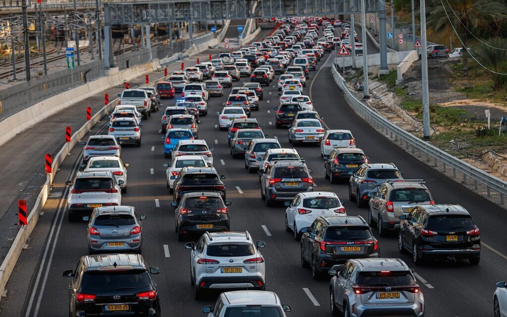 פקק בדרך איילון. 12 באפריל 2025 (צילום: יהושוע יוסף/פלאש90) פקק בדרך איילון. 12 באפריל 2025 (צילום: יהושוע יוסף/פלאש90)