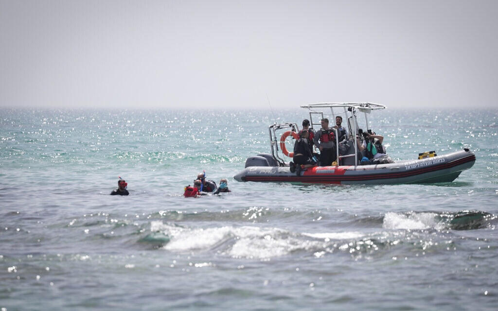 חיפושים אחרי האדם שנעדר לאחר שהותקף על ידי כריש בחוף בחדרה, 22 באפריל 2025 (צילום: טל גל/פלאש90) חיפושים אחרי האדם שנעדר לאחר שהותקף על ידי כריש בחוף בחדרה, 22 באפריל 2025 (צילום: טל גל/פלאש90)