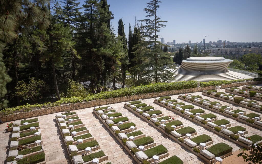 בית הקברות הצבאי בהר הרצל, 28 באפריל 2025 (צילום: חיים גולדברג/פלאש90) בית הקברות הצבאי בהר הרצל, 28 באפריל 2025 (צילום: חיים גולדברג/פלאש90)