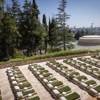 בית הקברות הצבאי בהר הרצל, 28 באפריל 2025 (צילום: חיים גולדברג/פלאש90) בית הקברות הצבאי בהר הרצל, 28 באפריל 2025 (צילום: חיים גולדברג/פלאש90)