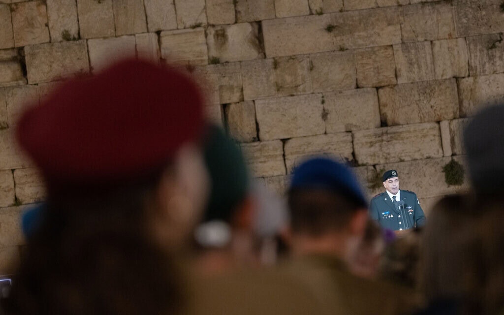 הרמטכ"ל אייל זמיר בטקס הממלכתי בערב יום הזיכרון לחללי מערכות ישראל ולנפגעי פעולות האיבה ברחבת הכותל בירושלים, 29 באפריל 2025 (צילום: חיים גולדברג/פלאש90) הרמטכ"ל אייל זמיר בטקס הממלכתי בערב יום הזיכרון לחללי מערכות ישראל ולנפגעי פעולות האיבה ברחבת הכותל בירושלים, 29 באפריל 2025 (צילום: חיים גולדברג/פלאש90)
