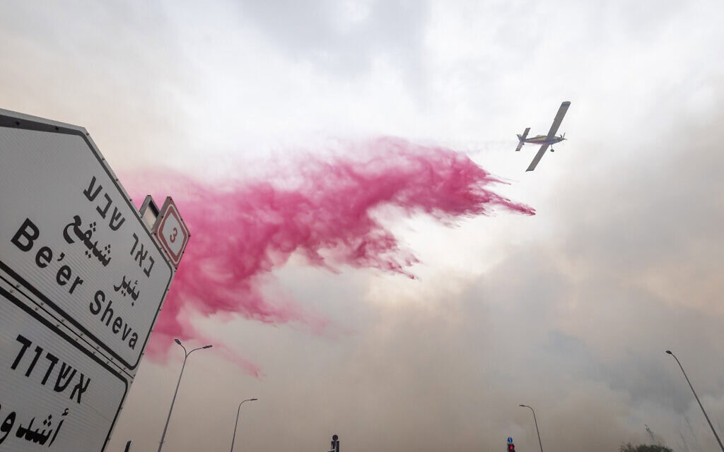 מטוס מטיל מעכב בעירה באזור שרפת הענק סמוך ללטרון, 30 באפריל 2025 (צילום: אורן בן חקון/פלאש90) מטוס מטיל מעכב בעירה באזור שרפת הענק סמוך ללטרון, 30 באפריל 2025 (צילום: אורן בן חקון/פלאש90)