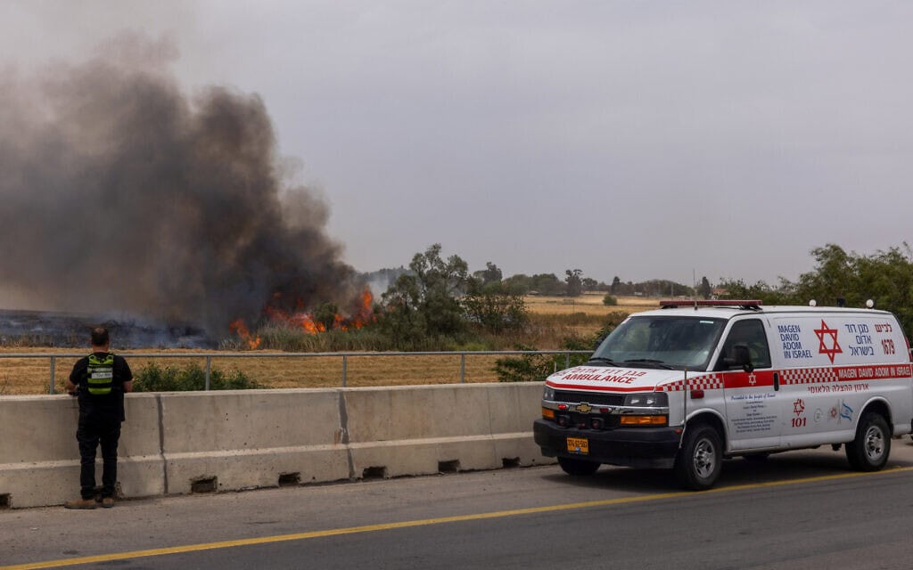 מאמצי כיבוי השרפה בכביש 1, ליד ירושלים, 30 באפריל 2025 (צילום: יוסי אלוני/פלאש90) מאמצי כיבוי השרפה בכביש 1, ליד ירושלים, 30 באפריל 2025 (צילום: יוסי אלוני/פלאש90)