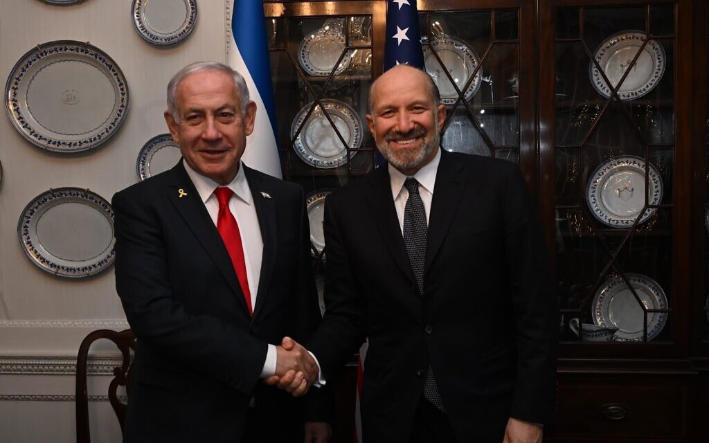 ראש הממשלה בנימין נתניהו לוחץ את ידו של שר הכלכלה האמריקאי האוורד לוטניק בוושינגטון. 7 באפריל 2025 (צילום: אבי אוחיון/לע״מ) ראש הממשלה בנימין נתניהו לוחץ את ידו של שר הכלכלה האמריקאי האוורד לוטניק בוושינגטון. 7 באפריל 2025 (צילום: אבי אוחיון/לע״מ)