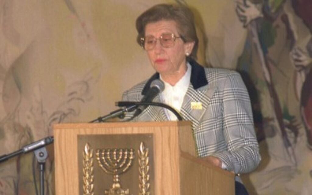 אשת הנשיא ראומה ויצמן בטקס "לכל איש יש שם" בכנסת, 17 באפריל 1996 (צילום: ירון אבנר, לע"מ) אשת הנשיא ראומה ויצמן בטקס "לכל איש יש שם" בכנסת, 17 באפריל 1996 (צילום: ירון אבנר, לע"מ)