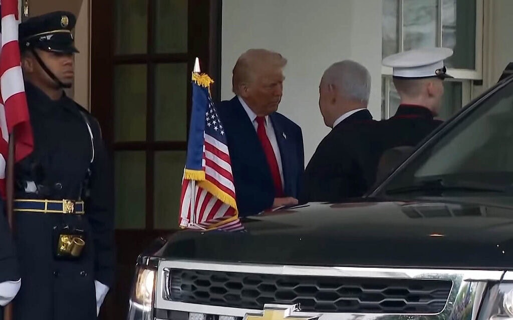 ראש הממשלה בנימין נתניהו הגיע לבית הלבן לקראת פגישתו עם נשיא ארה"ב דונלד טראמפ, 7 באפריל 2025 (צילום: צילום מסך) ראש הממשלה בנימין נתניהו הגיע לבית הלבן לקראת פגישתו עם נשיא ארה"ב דונלד טראמפ, 7 באפריל 2025 (צילום: צילום מסך)