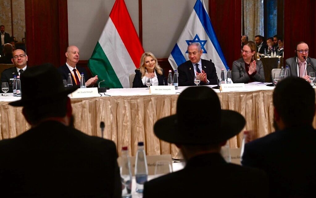 ראש הממשלה בנימין נתניהו ורעייתו שרה במפגש עם ראשי הקהילות היהודיות בהונגריה. 4 באפריל 2025 (צילום: אבי אוחיון/ לע״מ) ראש הממשלה בנימין נתניהו ורעייתו שרה במפגש עם ראשי הקהילות היהודיות בהונגריה. 4 באפריל 2025 (צילום: אבי אוחיון/ לע״מ)