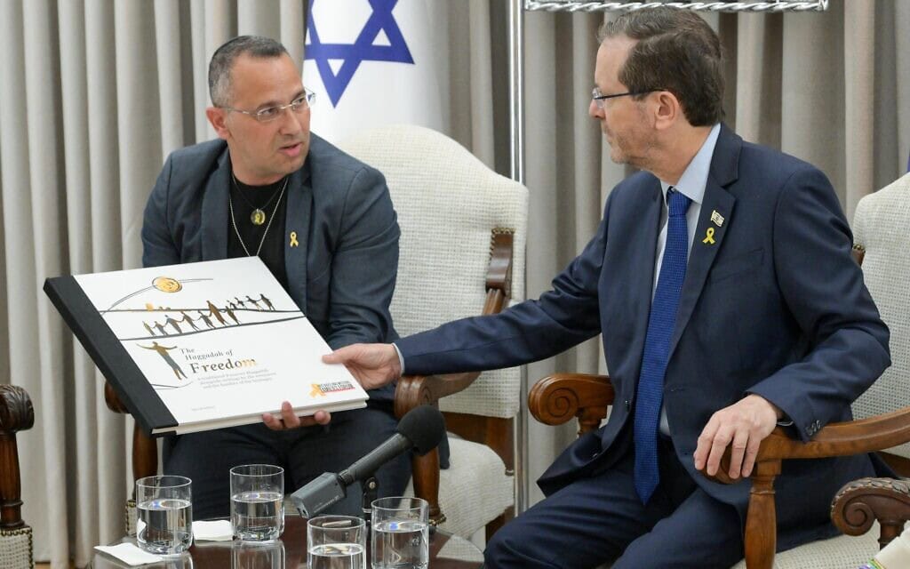 הנשיא יצחק הרצוג לצד שרון שרעבי, אחיהם של אלי שרעבי ששב משבי החמאס, ויוסי שרעבי ז"ל אשר גופתו עודנה מוחזקת על ידו. 9 באפריל 2025 (צילום: מעיין טואף/לע״מ) הנשיא יצחק הרצוג לצד שרון שרעבי, אחיהם של אלי שרעבי ששב משבי החמאס, ויוסי שרעבי ז"ל אשר גופתו עודנה מוחזקת על ידו. 9 באפריל 2025 (צילום: מעיין טואף/לע״מ)