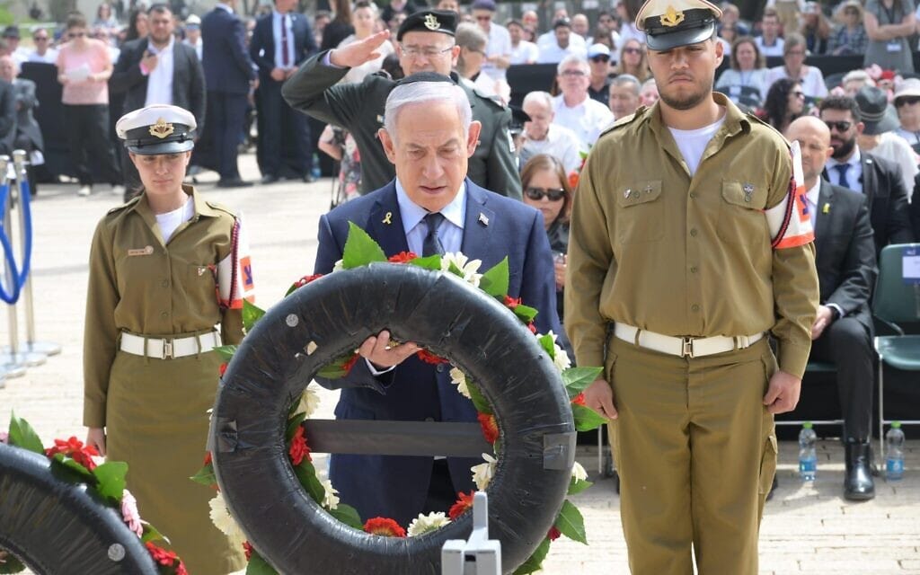 ראש הממשלה בנימין נתניהו בטקס הנחת הזרים לזכר קורבנות השואה ב״יד ושם״, 24 באפריל 2025 (צילום: עמוס בן גרשום/ לע״מ) ראש הממשלה בנימין נתניהו בטקס הנחת הזרים לזכר קורבנות השואה ב״יד ושם״, 24 באפריל 2025 (צילום: עמוס בן גרשום/ לע״מ)