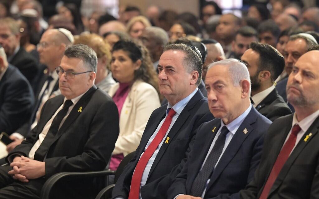 ראש הממשלה בנימין נתניהו לצד שר הביטחון ישראל כ״ץ ושר החוץ גדעון סער בטקס ליום השואה בכנסת. 24 באפריל 2025 (צילום: שלומי אמסלם, משרד הביטחון) ראש הממשלה בנימין נתניהו לצד שר הביטחון ישראל כ״ץ ושר החוץ גדעון סער בטקס ליום השואה בכנסת. 24 באפריל 2025 (צילום: שלומי אמסלם, משרד הביטחון)