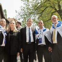 הנשיא יצחק הרצוג, רעיית הנשיא מיכל הרצוג, פדוי השבי אלי שרעבי ואחיו שרון שרעבי במצעד החיים בפולין, 24 באפריל 2025 (צילום: חן שימל, מצעד החיים) הנשיא יצחק הרצוג, רעיית הנשיא מיכל הרצוג, פדוי השבי אלי שרעבי ואחיו שרון שרעבי במצעד החיים בפולין, 24 באפריל 2025 (צילום: חן שימל, מצעד החיים)