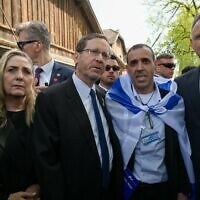 הנשיא יצחק הרצוג, רעייתו מיכל הרצוג, נשיא פולין אנדז'יי דודה ופדוי השבי אלי שרעבי במצעד החיים בפולין, 24 באפריל 2025 (צילום: מעיין טואף / לע"מ) הנשיא יצחק הרצוג, רעייתו מיכל הרצוג, נשיא פולין אנדז'יי דודה ופדוי השבי אלי שרעבי במצעד החיים בפולין, 24 באפריל 2025 (צילום: מעיין טואף / לע"מ)