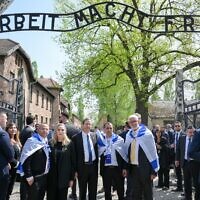 הנשיא יצחק הרצוג, רעייתו מיכל הרצוג, פדוי השבי אלי שרעבי ואחיו שרון שרעבי במצעד החיים בפולין, 24 באפריל 2025 (צילום: מעיין טואף / לע"מ) הנשיא יצחק הרצוג, רעייתו מיכל הרצוג, פדוי השבי אלי שרעבי ואחיו שרון שרעבי במצעד החיים בפולין, 24 באפריל 2025 (צילום: מעיין טואף / לע"מ)