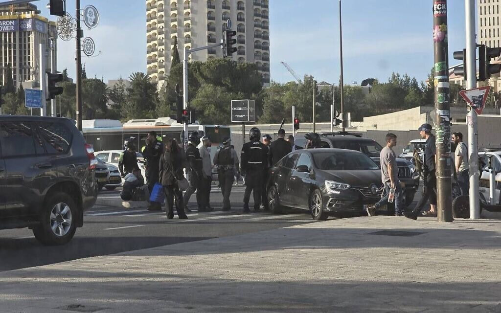 הזירה בירושלים שבה רכב משיירת ראש הממשלה פגע באופנוע, 29 באפריל 2025 (צילום: שימוש לפי סעיף 27א’ לחוק זכויות יוצרים. מטלגרם) הזירה בירושלים שבה רכב משיירת ראש הממשלה פגע באופנוע, 29 באפריל 2025 (צילום: שימוש לפי סעיף 27א’ לחוק זכויות יוצרים. מטלגרם)