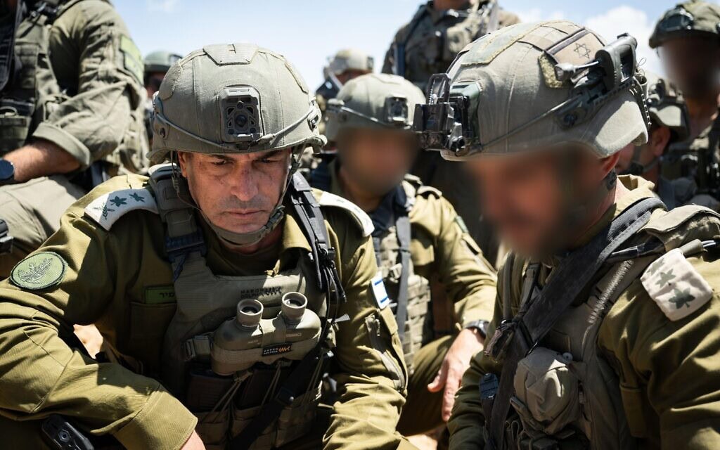 הרמטכ"ל רב-אלוף אייל זמיר בשג׳אעייה שברצועת עזה, 15 באפריל 2025 (צילום: דובר צה"ל) הרמטכ"ל רב-אלוף אייל זמיר בשג׳אעייה שברצועת עזה, 15 באפריל 2025 (צילום: דובר צה"ל)