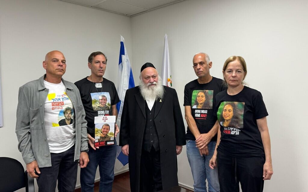 יצחק גולדקנופף נפגש עם נציגי משפחות החטופים אלון אהל וענבר הימן ועם שורד השבי סשה טרופנוב, 8 במאי 2025 יצחק גולדקנופף נפגש עם נציגי משפחות החטופים אלון אהל וענבר הימן ועם שורד השבי סשה טרופנוב, 8 במאי 2025