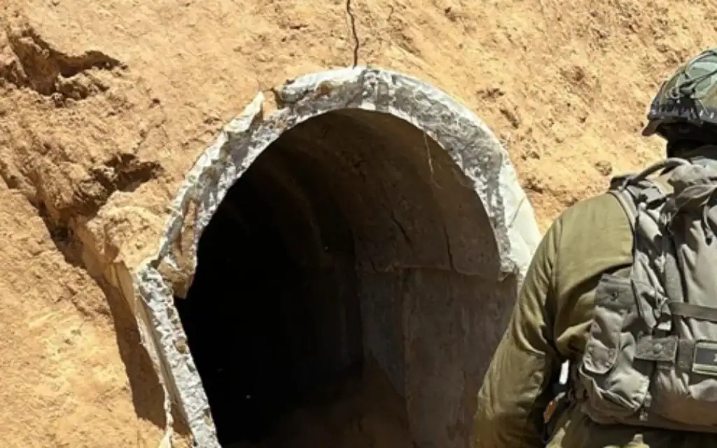 חייל צה״ל בפתח מנהרת חמאס בצפון הרצועה. מאי 2025 (צילום: דובר צה״ל) חייל צה״ל בפתח מנהרת חמאס בצפון הרצועה. מאי 2025 (צילום: דובר צה״ל)
