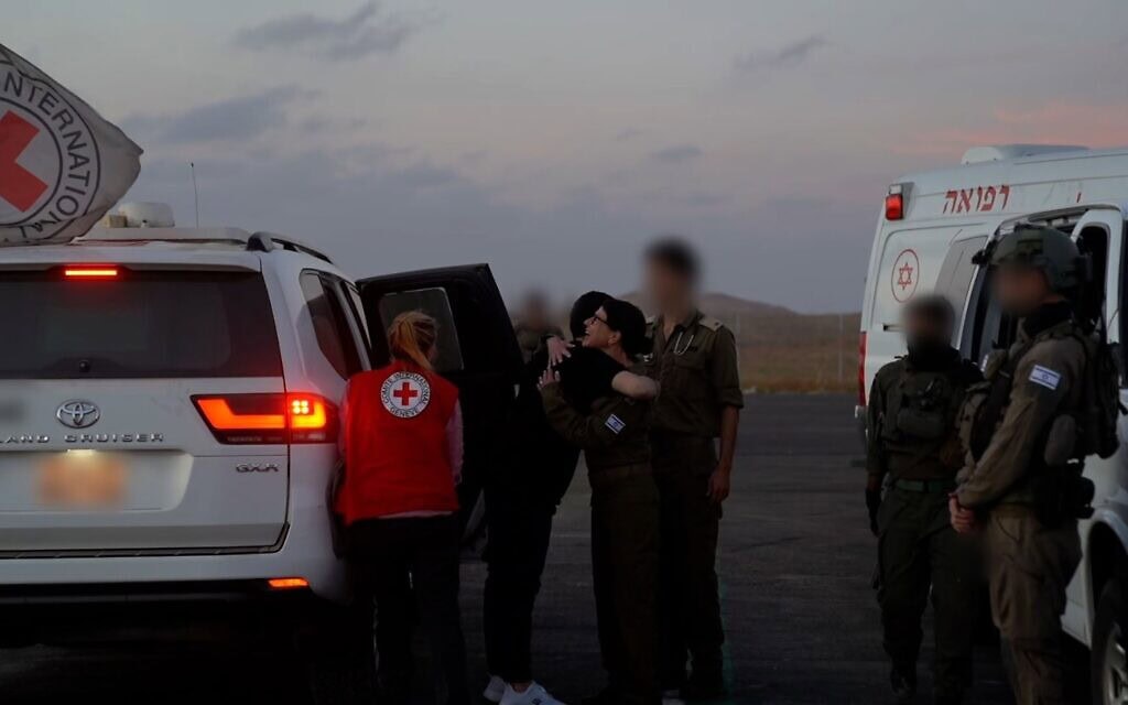 עידן אלכסנדר חובר לכוח צה״ל, לצד רכב הצלב האדום, 12 במאי 2025 (צילום: דובר צה"ל) עידן אלכסנדר חובר לכוח צה״ל, לצד רכב הצלב האדום, 12 במאי 2025 (צילום: דובר צה"ל)