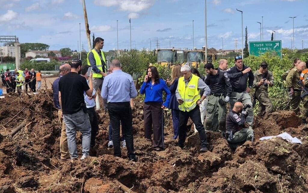 שרת התחבורה מירי רגב בזירת נפילת הטיל החות'י בנתב"ג, 4 במאי 2025 (צילום: דוברות משרד התחבורה) שרת התחבורה מירי רגב בזירת נפילת הטיל החות'י בנתב"ג, 4 במאי 2025 (צילום: דוברות משרד התחבורה)