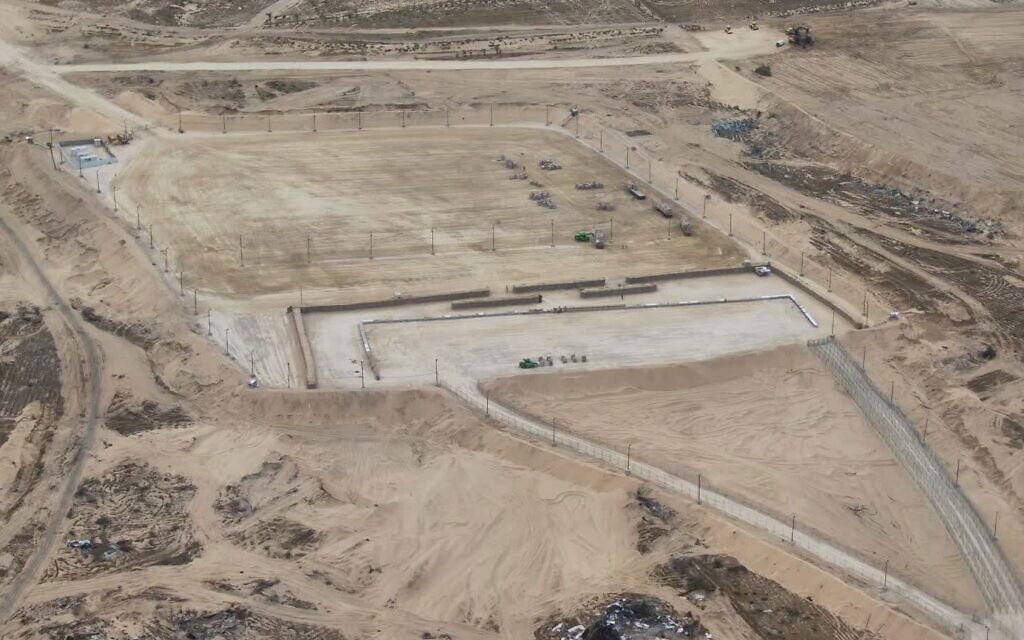 מרכז לחלוקת סיוע הומניטרי באזור תל סולטאן; התמונה פורסמה על ידי צה"ל ב-27 במאי 2025 (צילום: אתר צה"ל) מרכז לחלוקת סיוע הומניטרי באזור תל סולטאן; התמונה פורסמה על ידי צה"ל ב-27 במאי 2025 (צילום: אתר צה"ל)