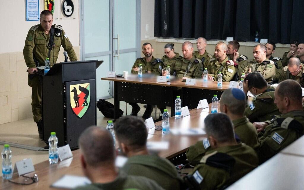 הרמטכ״ל, רב-אלוף אייל זמיר, משוחח עם מפקדי האוגדות ומפקדי החטיבות בצה״ל כחלק מביקורו באוגדת עזה. 7 במאי 2025 (צילום: דובר צה״ל) הרמטכ״ל, רב-אלוף אייל זמיר, משוחח עם מפקדי האוגדות ומפקדי החטיבות בצה״ל כחלק מביקורו באוגדת עזה. 7 במאי 2025 (צילום: דובר צה״ל)