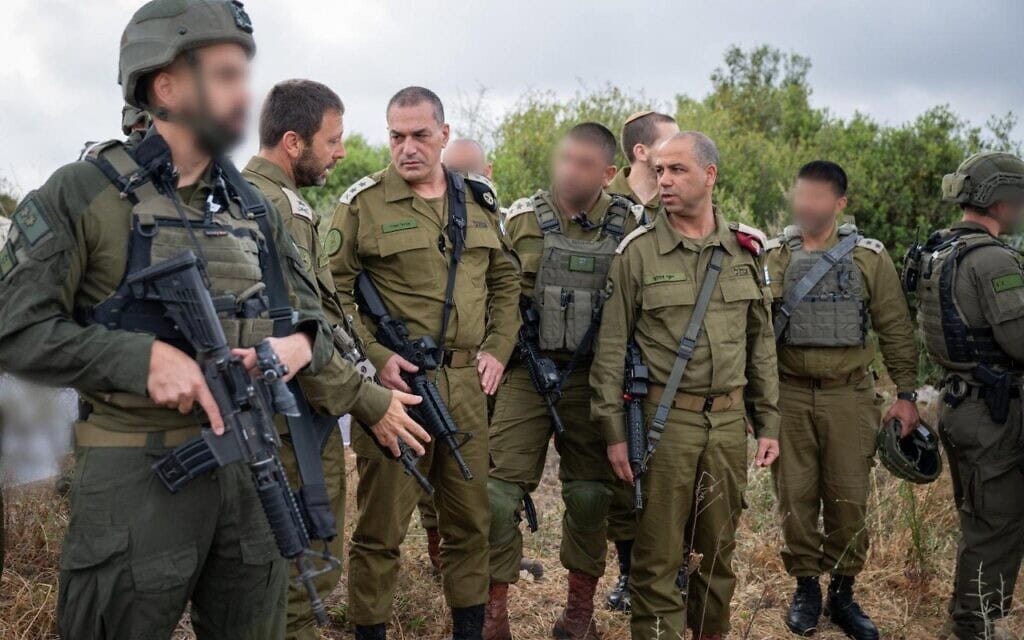 הרמטכ״ל רא״ל אייל זמיר בזירת פיגוע בשומרון לצד אלוף פיקוד המרכז, אבי בלוט, ומפקד אוגדת יהודה ושומרון, תת-אלוף יקי דולף. 15 במאי 2025 (צילום: דובר צה״ל ) הרמטכ״ל רא״ל אייל זמיר בזירת פיגוע בשומרון לצד אלוף פיקוד המרכז, אבי בלוט, ומפקד אוגדת יהודה ושומרון, תת-אלוף יקי דולף. 15 במאי 2025 (צילום: דובר צה״ל )
