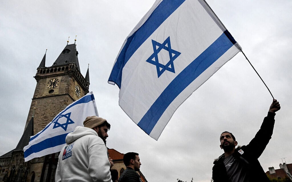 טקס זיכרון לחללי המתקפה, שאירעה ב-7 באוקטובר 2023, בכיכר העיר העתיקה בפראג, 7 באוקטובר 2024 (צילום: Michal Cizek / AFP) טקס זיכרון לחללי המתקפה, שאירעה ב-7 באוקטובר 2023, בכיכר העיר העתיקה בפראג, 7 באוקטובר 2024 (צילום: Michal Cizek / AFP)