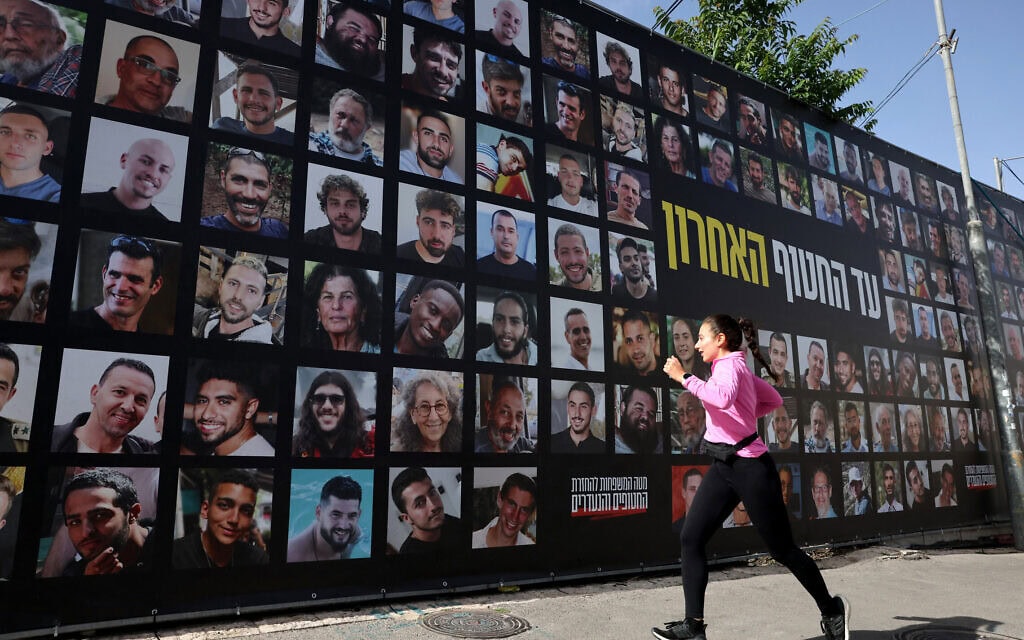 שלט בירושלים שעליו תמונותיהם של חטופים ושל חללים המוחזקים ברצועת עזה, 13 במאי 2025 (צילום: AHMAD GHARABLI / AFP) שלט בירושלים שעליו תמונותיהם של חטופים ושל חללים המוחזקים ברצועת עזה, 13 במאי 2025 (צילום: AHMAD GHARABLI / AFP)
