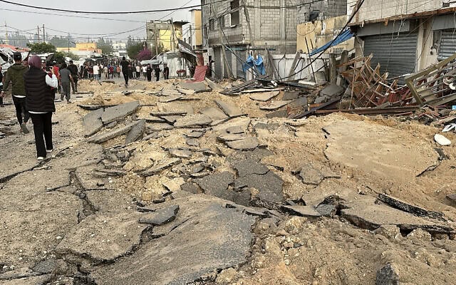 נזק מתקיפה ישראלית בחאן יונס שבדרום רצועת עזה בניסיון החיסול של מוחמד סנוואר, 13 במאי 2025 (צילום: AFP) נזק מתקיפה ישראלית בחאן יונס שבדרום רצועת עזה בניסיון החיסול של מוחמד סנוואר, 13 במאי 2025 (צילום: AFP)